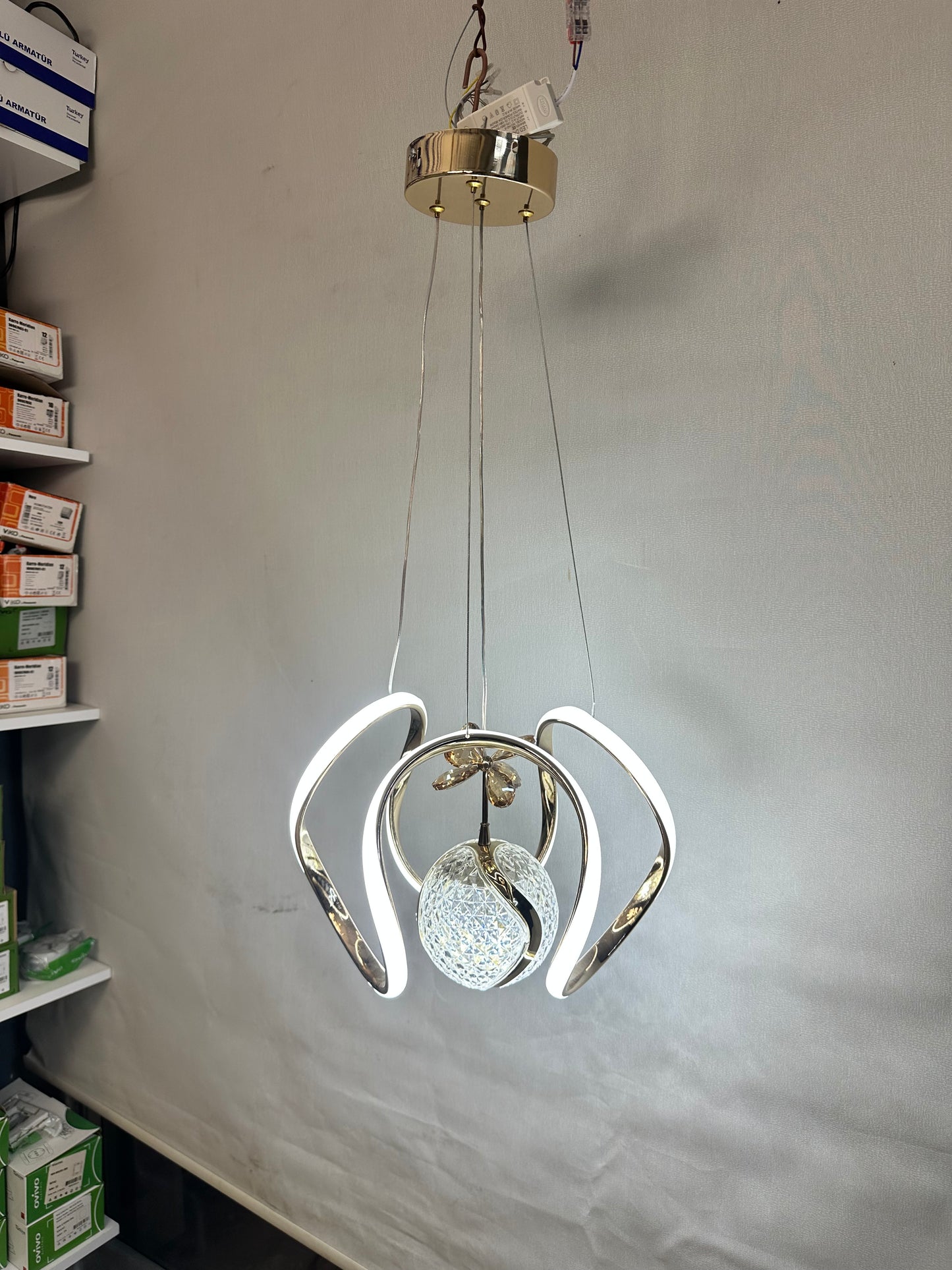 Modern Yatak Odası LED Avize – Şık ve Huzurlu Aydınlatma