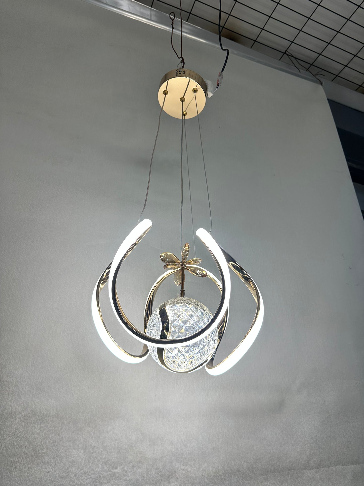 Modern Yatak Odası LED Avize – Şık ve Huzurlu Aydınlatma
