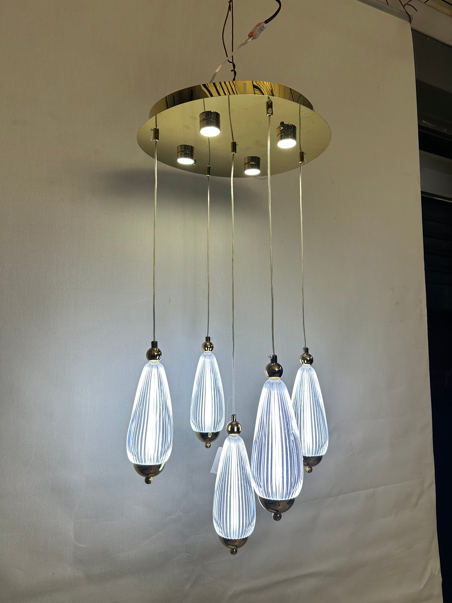 Modern LED Salon Avize – Salonunuz İçin İdeal Seçim