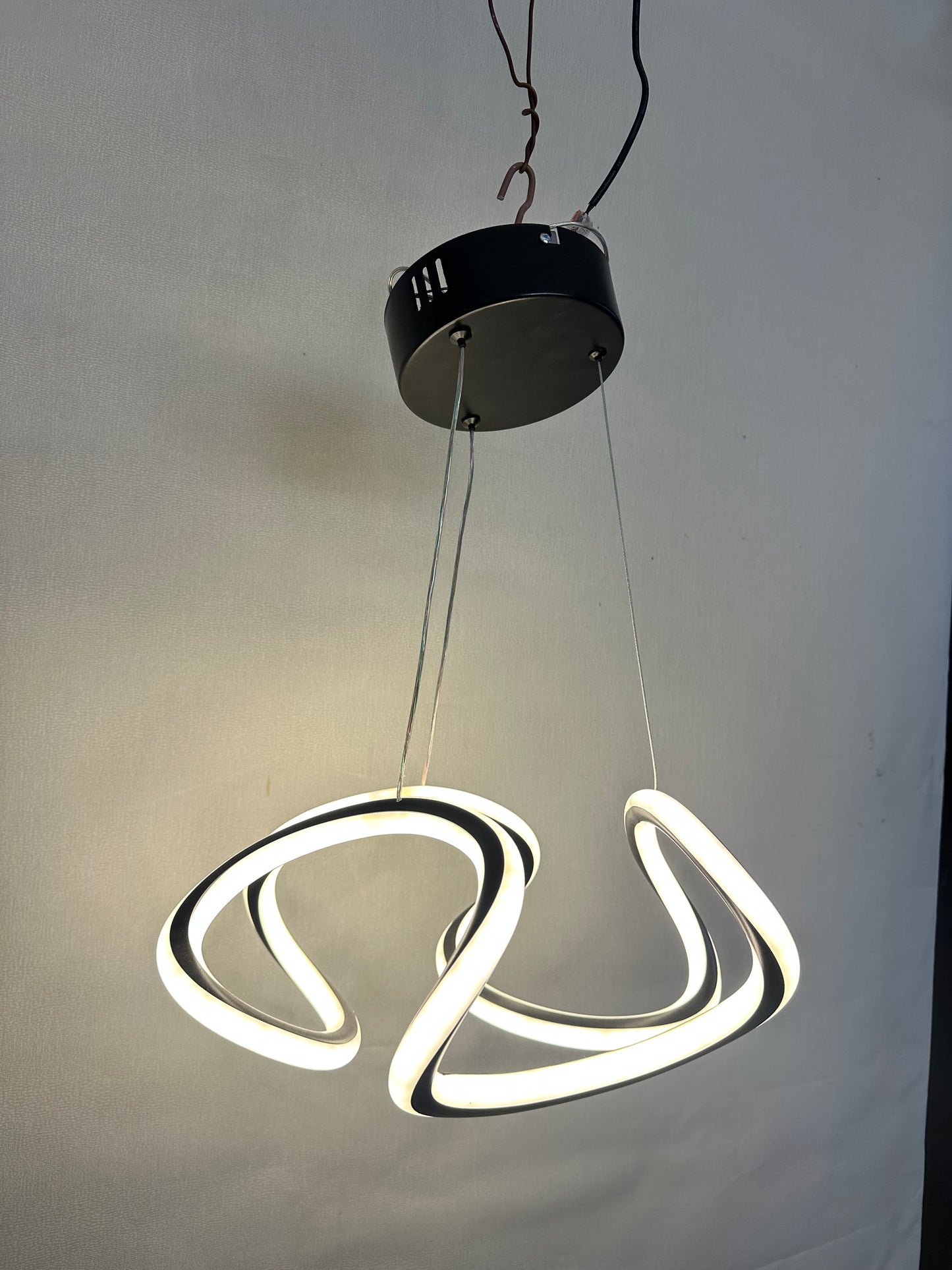 Yatak Odası LED Avize – Huzurlu Aydınlatma