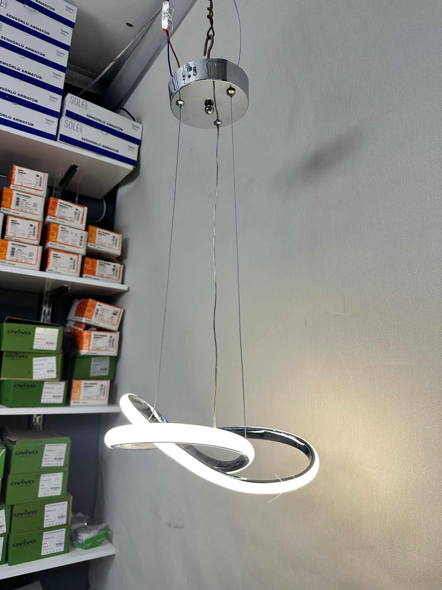Modern LED Avize – Çok Amaçlı Aydınlatma
